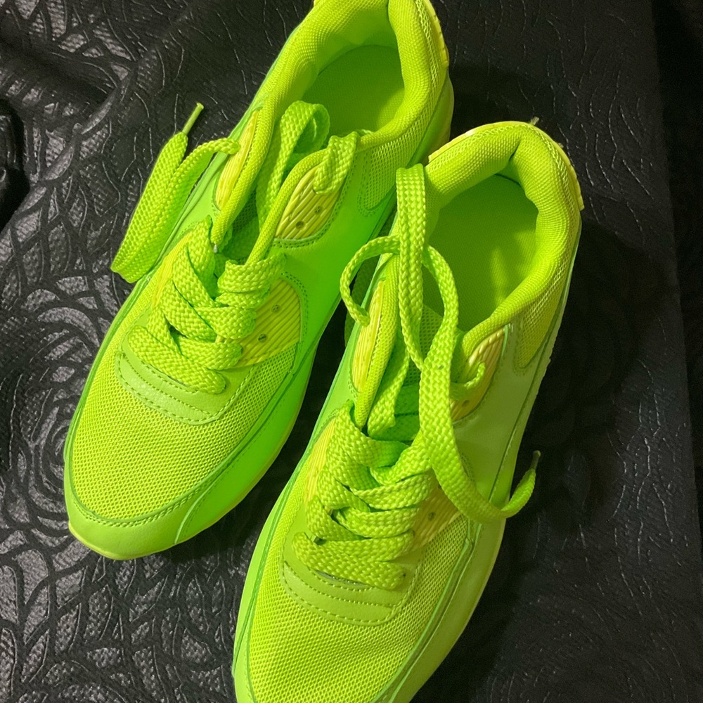 Women’s fashion sneakers